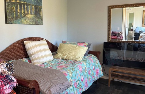 Middletown House | Farmhouse near Harbin Hot Springs with 3 bedrooms, 2 guest cabins, creek access