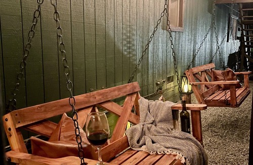 Pollock Pines Cabin | FirePit~Horseshoes~King Beds~Near Lake, Wine, Snow