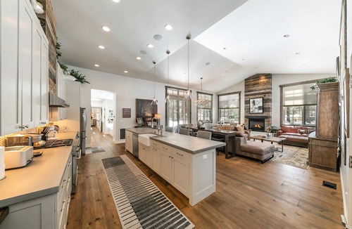 Truckee House | First Light By Tahoe Getaways - Luxury 3BR w Hot Tub & Yard in Grays Crossing