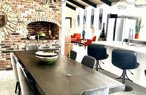 Sunset House | Four king size bedrooms with 5 bathrooms and a pool with a view of Mt. Shasta