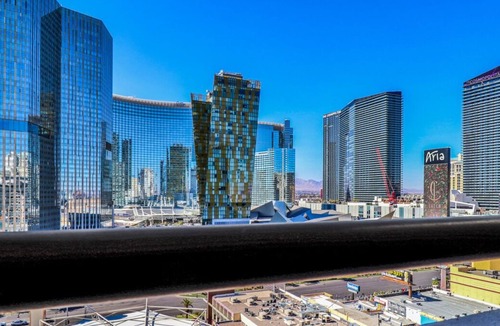 Las Vegas House | Friends Getaway! 2 Great Spaces, Near Bellagio Gallery of Fine Arts, Pool