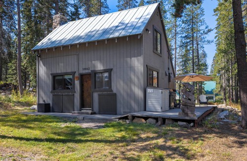 Kingvale House | Frosty Pines Cabin: Cozy 2 Bedroom Family Retreat