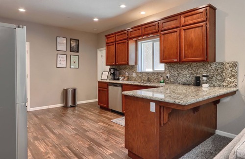 Ahwahnee Villa | Gated Villa Near Bass Lake, Oakhurst, Mariposa, Yosemite with HotTub, EV Charger