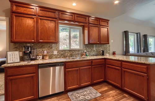 Ahwahnee Villa | Gated Villa Near Bass Lake, Oakhurst, Mariposa, Yosemite with HotTub, EV Charger