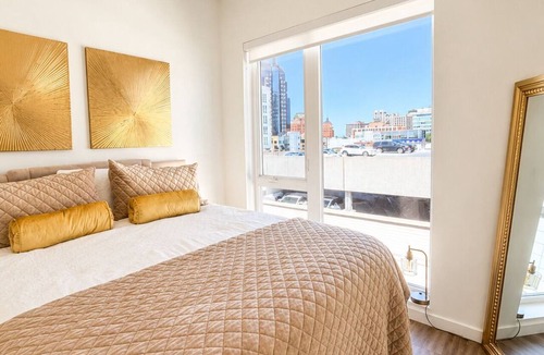 Downtown Sacramento Hotel | Golden One DOCO Downtown Balcony Suite with Skyline View