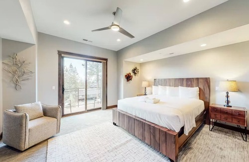 South Lake Tahoe Villa | Gondola Vista 6 Bedroom Villa w/EV Charger