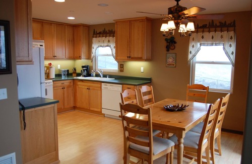 Julian House | Gorgeous Lake View, next to meadow, WiFi, Game Room, wildlife