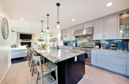 South Mission Beach House | Grand 5BD Tri-Level Home with Bay Views Garage Parking AC & Large Patio!