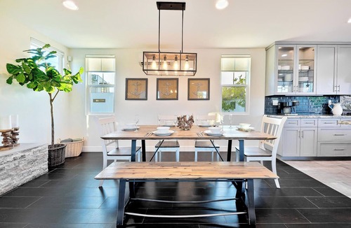 South Mission Beach House | Grand 5BD Tri-Level Home with Bay Views Garage Parking AC & Large Patio!