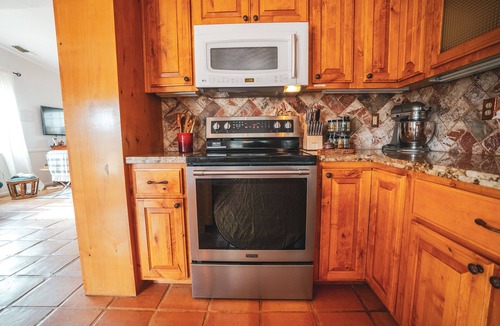 Yucca Valley House | Great place to relax after a day exploring Joshua Tree Park. Large kitchen.