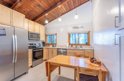 Mendocino Cabin | Green Tree Cottage | 1 BR Vacation Cabin among the coastal redwoods