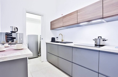 Rione Duomo Apartment | GuestHost - Elegant apartment able to accommodate up to 6 people with three bedrooms and two bathrooms, totally new both in the renovation and in the furnishings and with fine finishes. The accommodation is located in the central area, a few steps from t