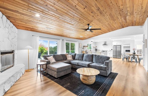 North Hilltop House | Guests call this stay the standard. Top 1% home, 4.95 stars. Fully fenced half-acre yard, mountain views, EV charging, garage parking, and fast WiFi — everything families and pets need for an easy stay in Redding.