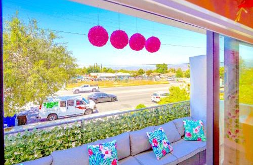 North Hollywood House | H - Huge NoHo 5BR Family Home by Universal - Games - Balcony - Parking