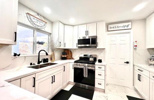 El Cajon Villa | Half ACRE Lux Pool SPA with FIREPIT ARCADE Grill Sleeps 40