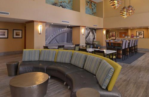 Greenacres Hotel | Hampton Inn and Suites Bakersfield North-Airport
