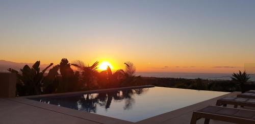 Churriana Villa | Happyplace Malaga - Villa with Panoramic Sea View Heated Infinity Saltwater Pool