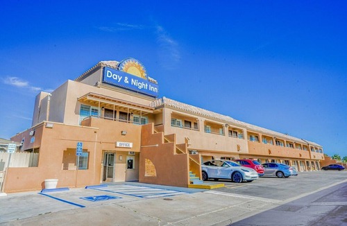 Hesperia Apartment | Hesperia CA| King bed|Smoking