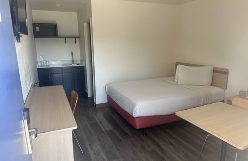 Davis Hotel | Hi-Wheel Flats