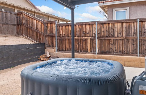 Hesperia House | High Desert Cozy Nest! Big & Cozy Desert Getaway/4BR 3BA Hot Tub&Fire Pit