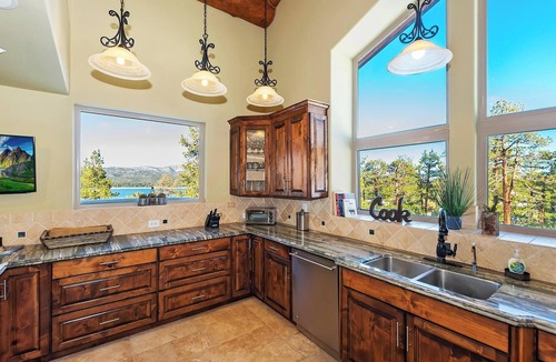 The Village Cabin | High-End Custom Luxury Estate w/Panoramic Lake Views! A/C! HOT TUB! PET FRIENDLY! Putting Green! Game Room!