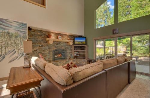 Lake Forest House | High Sierra at Dollar Point - Private Hot Tub, Close to Ski Resorts, Pet Friendly!