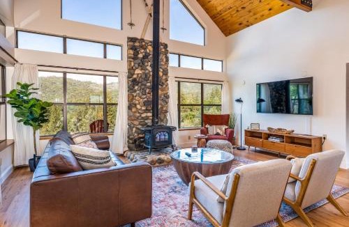 Yosemite Forks House | Hilltop Haven- Bright and Modern Cabin w/hot tub and stunning views