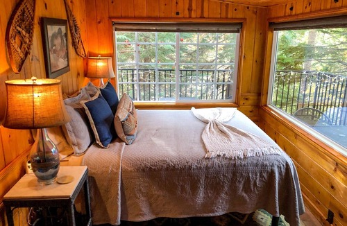 Arrowhead Villas Cabin | Historic Hershey Cabin, Most 10 Star Reviews, Romantic, Just for 2, Immaculate