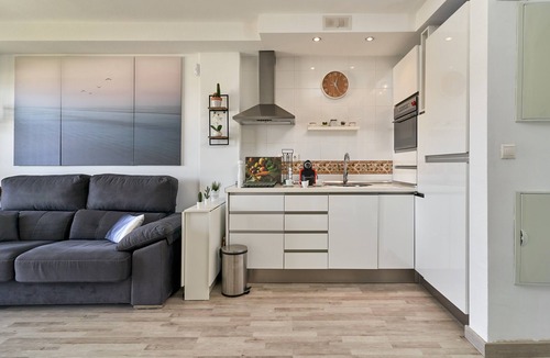 El Morche Apartment | Holiday Apartment 'Abierto Al Mar' with Sea View, Shared Pool & Wi-Fi