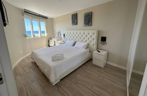 Urbanizacion Marbessa Apartment | Holiday Apartment 'Vista Al Mar' with Sea View, Shared Pool & Wi-Fi