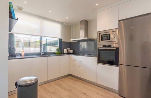 Fuengirola House | Holiday Home '5 Minutes From The Beach' with Sea View, Wi-Fi and Air Conditioning