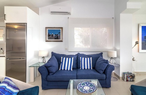 Bahia Dorada House | Holiday Home "Beach-Front Bahía Dorada" with Sea View, Shared Pools and Wi-Fi