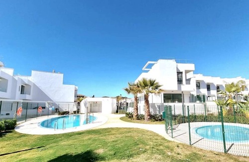 Fuengirola House | Holiday Home 'Modern Terrassed House Close Beach' with Sea View and Wi-Fi
