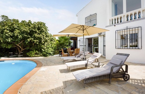 Alcaucin House | Holiday Home 'Serena Vista' with Mountain View, Wi-Fi, and Air Conditioning