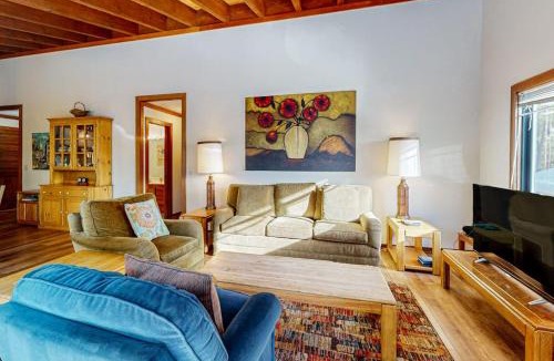 Lake Forest House | Homey Family Condo with Shared Pool Hot Tub Tennis & Lovely Lake Views
