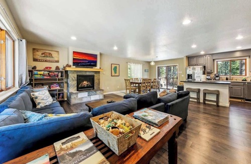 Tahoe Paradise Cabin | Hot Tub, Game Room, Dog Friendly, Fully Fenced
