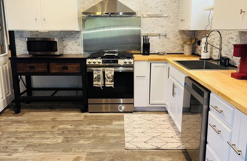 Lower Kingsbury House | Hot Tub | Sauna | BBQ | Backyard | Pet-Friendly
