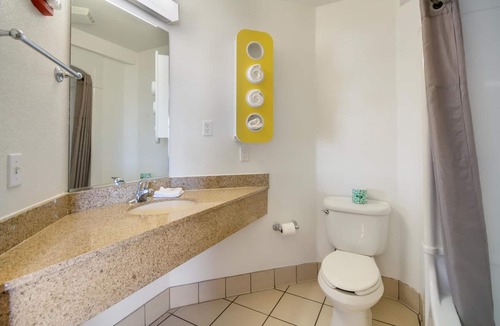 Lemoore Hotel | Howard Johnson by Wyndham Lemoore Near Naval Air Station