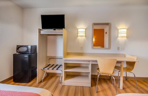Lemoore Hotel | Howard Johnson by Wyndham Lemoore Near Naval Air Station