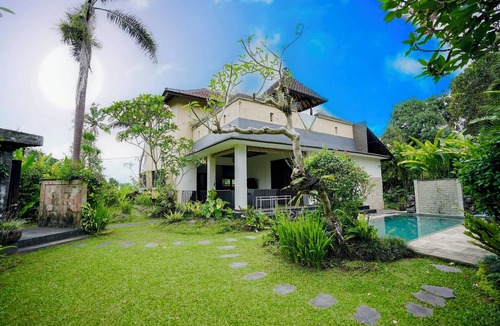 Kedewatan Villa | Huge Bali Villa with Pool, Lush Garden & Terrace