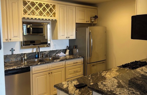 Koreatown Condo | Huntington Beach Cozy 1-bedroom condo in lovely with AC and gym