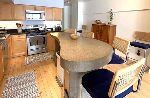 Lakeside Condo | Iconic, sunny, open-plan condo in heart of Oakland