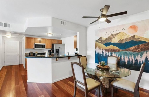 Old Southwest Condo | Idlewild Park condo by downtown + Pool & Parking