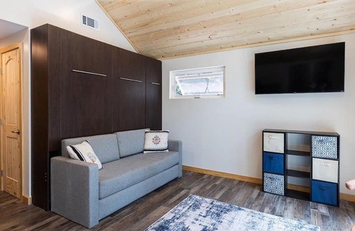 Arrowhead Villas House | Inside Out Cottage - One With Nature