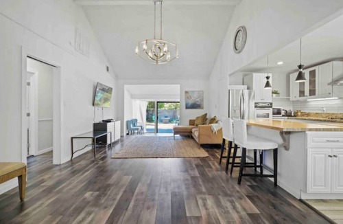 Lake Balboa House | King 4BD 2BR W/Backyard Close To Everything in LA