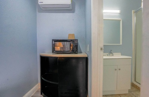 Buttonwillow Apartment | King Bed Non-Smoking