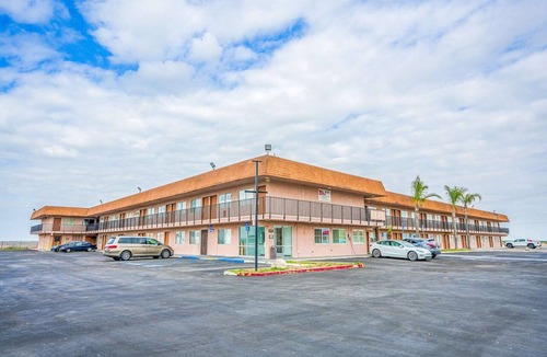 Buttonwillow Apartment | King Bed Non-Smoking