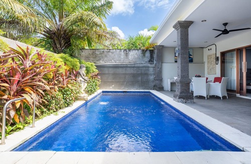 Dewi Sri Villa | KL3006, 3 Bedroom en-closed living room, Villa walk to Beach Legian
