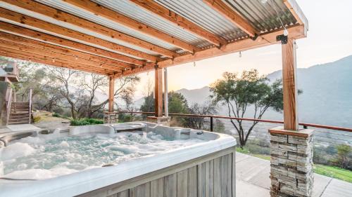 Three Rivers House | Kozy Oaks 4BR, Amazing Views, HotTub, EV Chrger, 6 Miles to Sequoia