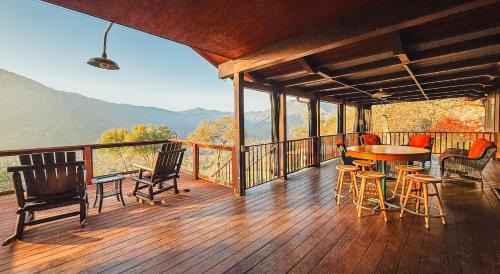 Three Rivers House | Kozy Oaks 4BR, Amazing Views, HotTub, EV Chrger, 6 Miles to Sequoia
